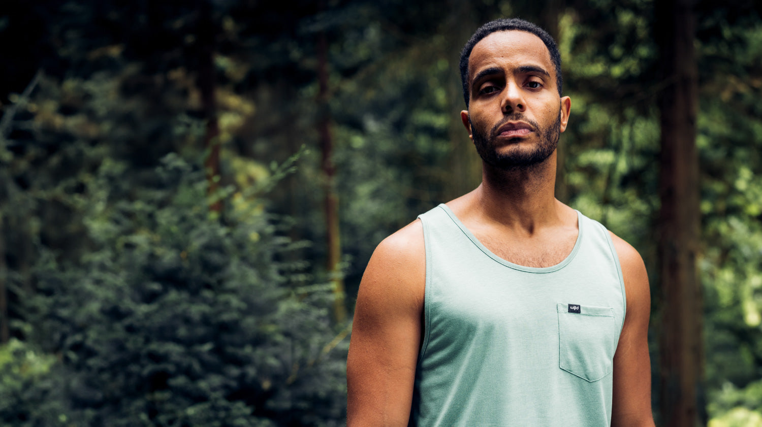 Genieße das leichte, atmungsaktive Tragegefühl unserer Herren Tanktops aus Holz. Nachhaltig und stylisch – ideal für warme Tage und deinen umweltbewussten Look.