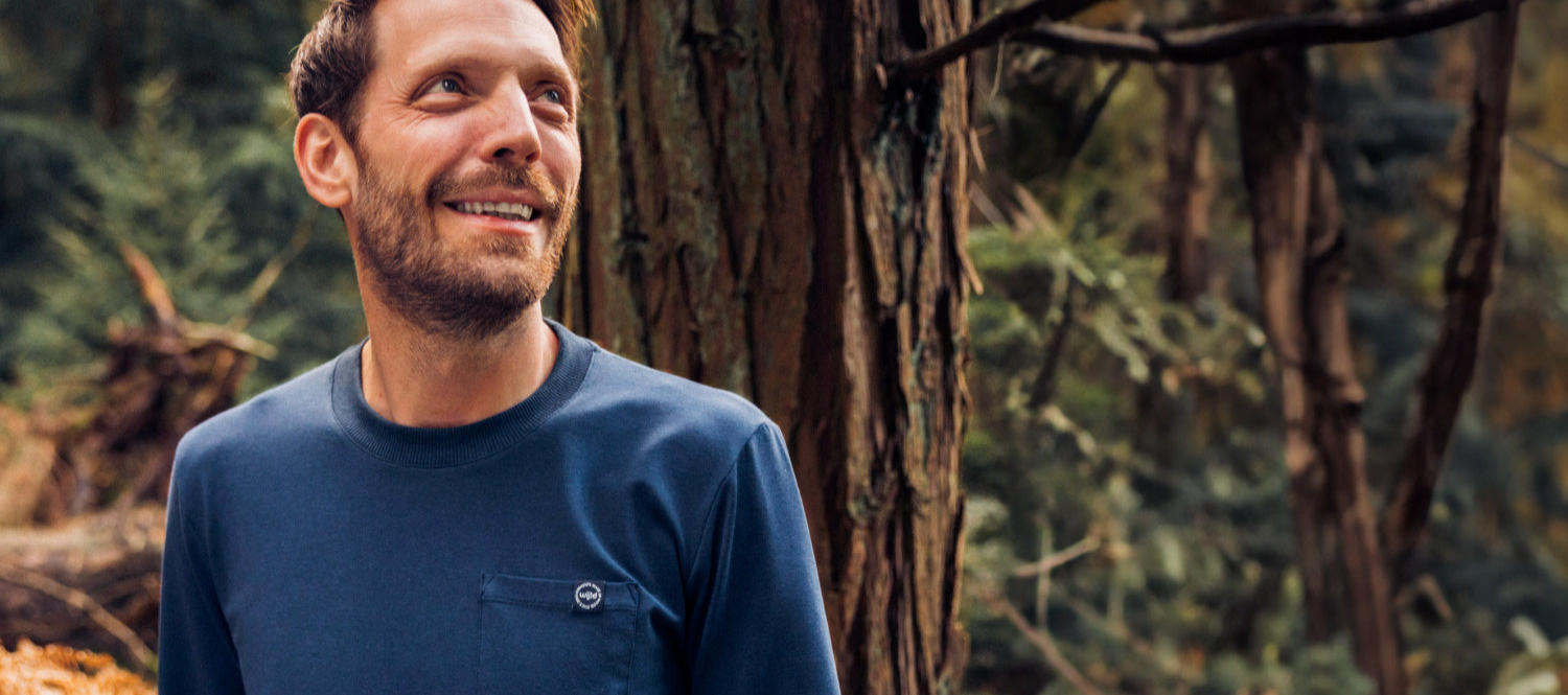 Entdecke den Komfort unserer weichen, atmungsaktiven Langarmshirts aus Holz. Perfekt für Herren, die stilvolle und umweltfreundliche Mode wertschätzen.