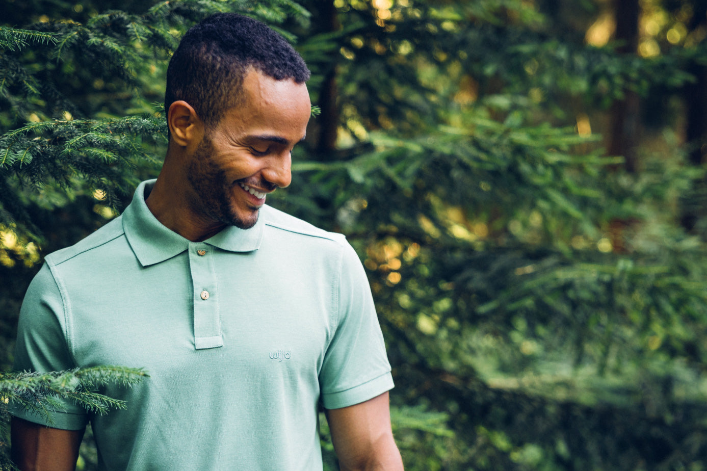 Wähle nachhaltige Herren Poloshirts aus Holz – bequem, atmungsaktiv und stilvoll. Mode, die Komfort bietet und deinen umweltbewussten Lebensstil widerspiegelt.