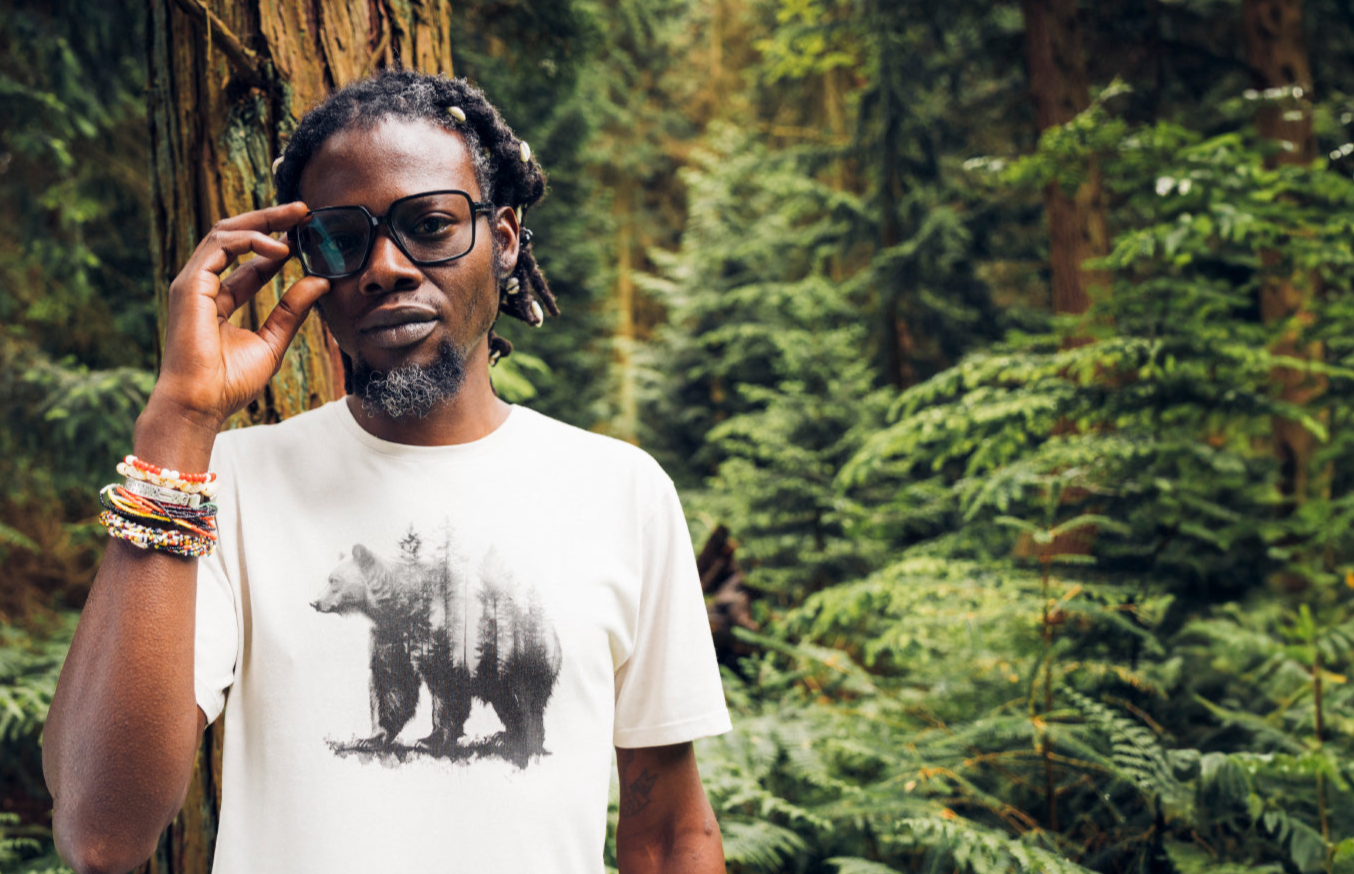 Setze ein Zeichen mit Herren Print-Shirts aus nachhaltigem Holzmaterial. Umweltfreundlich, bequem und stilvoll – Mode, die deinen Stil und die Umwelt unterstützt.