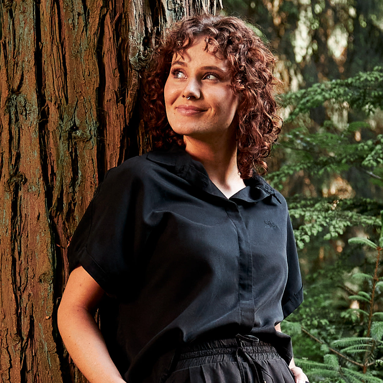 Entscheide dich für bewusste Eleganz: Damen Blusen von Wijld, nachhaltig aus Holzmaterial. Stil und Komfort für jede Gelegenheit, gut für dich und die Umwelt.