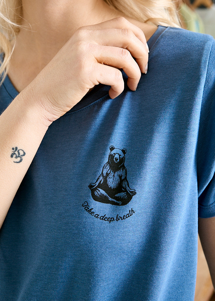 DAMEN WOODSHIRT REGULAR LENA YOGA BEAR